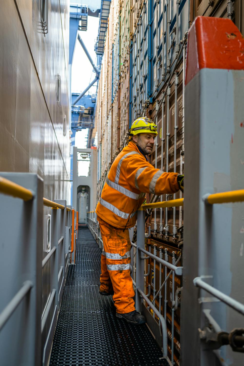 free-photo-of-worker-near-containers-in-warehouse